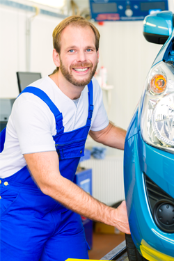 immagine di un operaio in officina